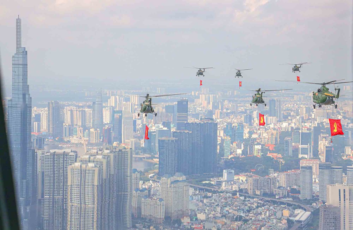 Biểu tượng Landmark 81, hiện rõ nét khi đội hình bay tiến vào.