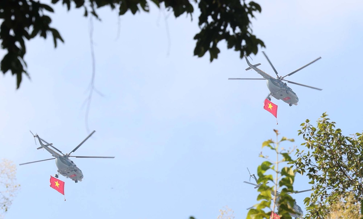 Mở đầu cuộc tổng duyệt diễu binh, diễu hành Kỷ niệm 50 năm Ngày giải phóng miền Nam, thống nhất đất nước là các Biên đội của Không quân nhân dân Việt Nam anh hùng, đang bay trên bầu trời Tổ quốc.