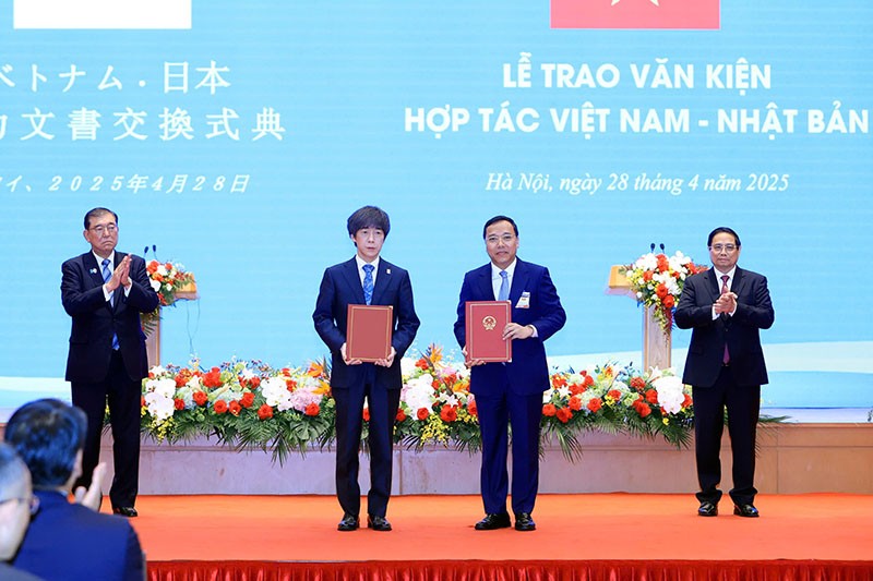 Thủ tướng Phạm Minh Chính và Thủ tướng Nhật Bản Ishiba Shigeru chứng kiến lễ trao Bản ghi nhớ hợp tác giữa Bộ Công Thương Việt Nam và Bộ Kl992 cổng game cá cược, Thương mại và Công nghiệp Nhật Bản về việc thúc đẩy các dự án hợp tác song phương trong lĩnh vực chuyển dịch năng lượng. Ảnh: Đức Thanh