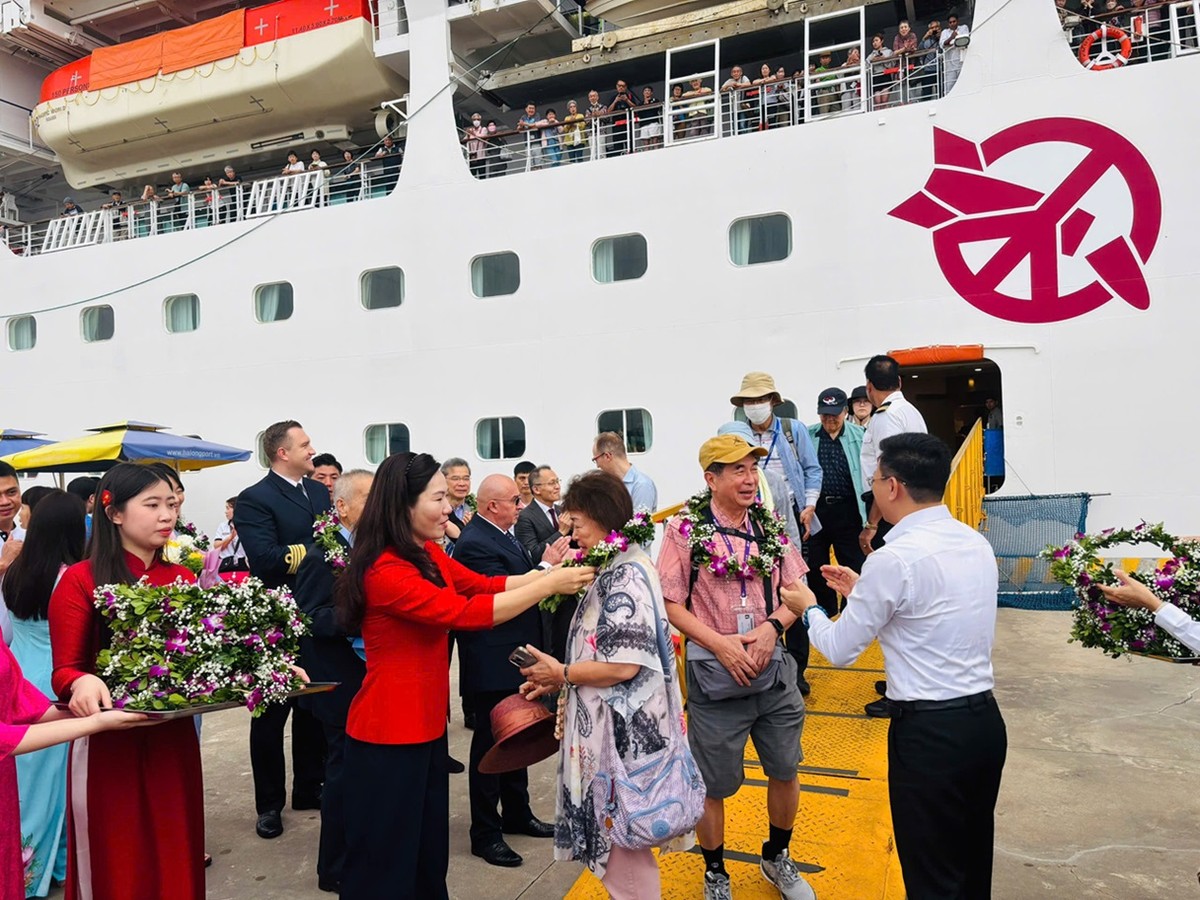 Bà Nguyễn Thị Hạnh, Phó chủ tịch UBND tỉnh Quảng Ninh và ông Nguyễn Việt Dũng, Giám đốc Sở Văn hóa, Thể thao và Du lịch Quảng Ninh chào mừng, tặng hoa các vị khách.