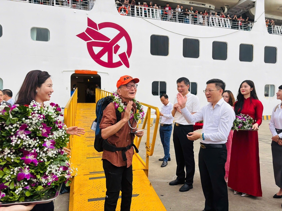Đây là lần đầu tiên tỉnh Quảng Ninh đón đoàn khách du lịch Nhật Bản bằng tàu biển theo hình thức charter.