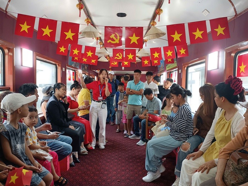 Dịp lễ, ngành du lịch đưa vào thử nghiệm chuyến tàu du lịch với tên gọi “Hành trình văn hóa về miền Đất Võ” được du khách đánh giá cao. Dịp lễ, ngành du lịch đưa vào thử nghiệm chuyến tàu du lịch với tên gọi “Hành trình văn hóa về miền Đất Võ” được du khách đánh giá cao.