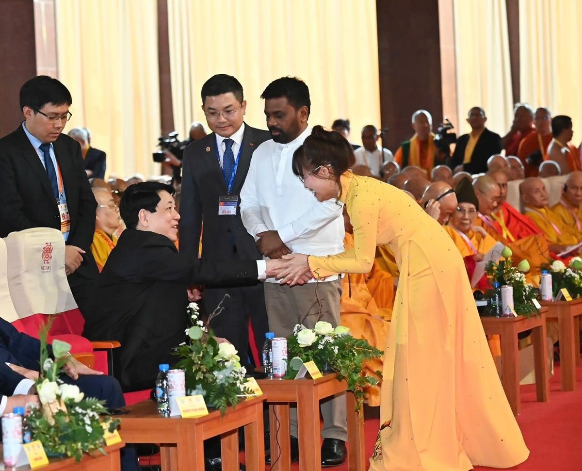 Chủ tịch nước Lương Cường, Đại lão hòa thượng Thích Trí Quảng, Đức Pháp chủ Giáo hội Phật giáo Việt Nam, Tổng thống Sri Lanka, nữ tỷ phú Nguyễn Thị Phương Thảo đã tham dự các hoạt động của Vesak 2025. Chủ tịch nước Lương Cường, Đại lão hòa thượng Thích Trí Quảng, Đức Pháp chủ Giáo hội Phật giáo Việt Nam, Tổng thống Sri Lanka, nữ tỷ phú Nguyễn Thị Phương Thảo đã tham dự các hoạt động của Vesak 2025.