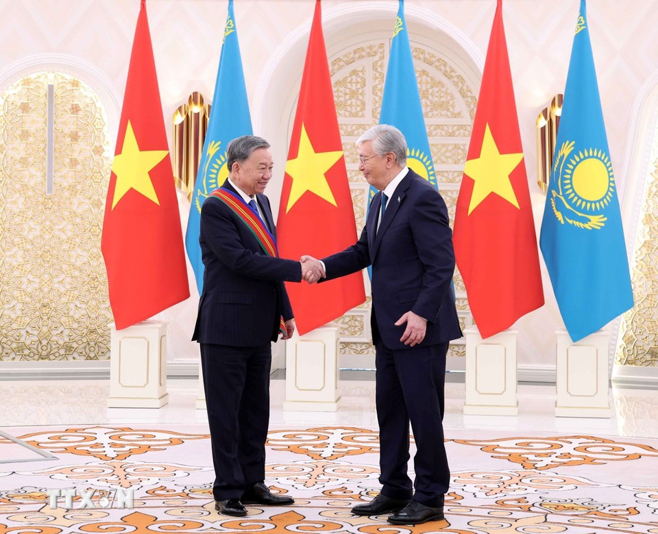 Tổng thống Kassym-Jomart Tokayev trao tặng Huân chương Hữu nghị Dostyk hạng Nhất cho Tổng Bí thư Tô Lâm. Ảnh: TTXVN