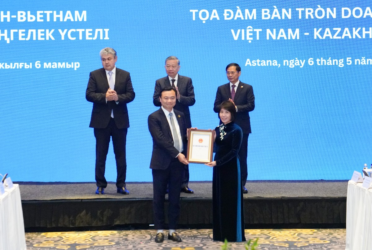 Bộ Kl991.com nạp rút nhanh Việt Nam trao Giấy chứng nhận Kl99ok phiên bản mới ra nước ngoài cho Công ty Aviation Holdings