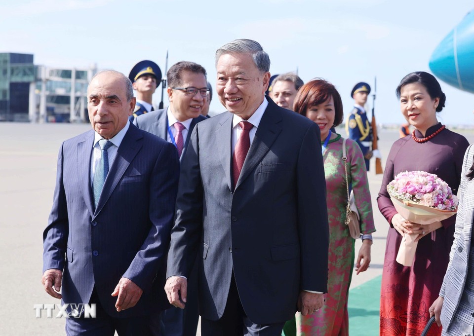 Phó thủ tướng thứ nhất Azerbaijan Yagub Eyyubov đón Tổng Bí thư Tô Lâm và Phu nhân tại sân bay. Ảnh: TTXVN