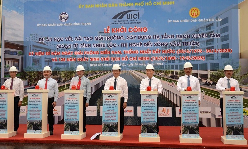 Các đại biểu thực hiện nghi thức khởi công Dự án cải tạo môi trường rạch Xuyên Tâm - Ảnh: Lê Minh