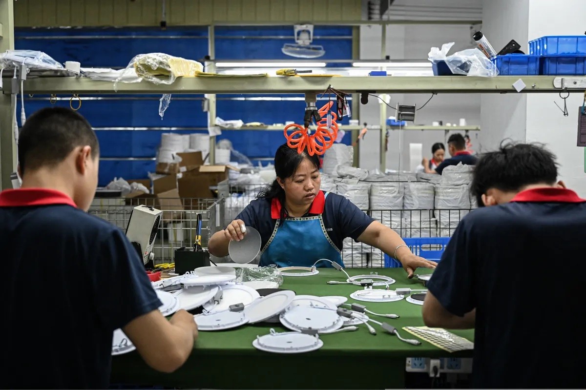 Công nhân nhà máy Trung Quốc làm việc trên dây chuyền lắp ráp. Ảnh: Getty Images.