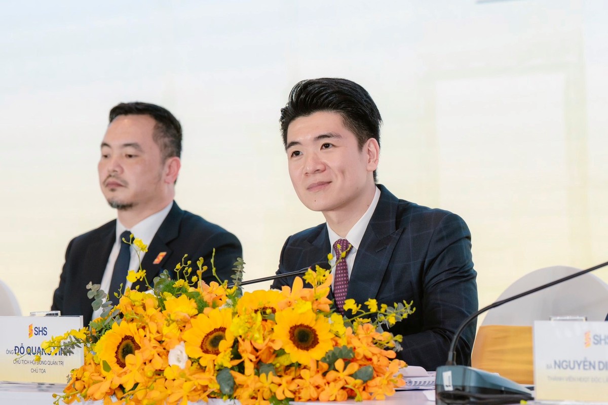 "SHS chọn đi con đường dài hơn, khó khăn hơn, nhưng bền vững hơn, bởi niềm tin không thể mua bằng giá rẻ" – Chủ tịch HĐQT Đỗ Quang Vinh "SHS chọn đi con đường dài hơn, khó khăn hơn, nhưng bền vững hơn, bởi niềm tin không thể mua bằng giá rẻ" – Chủ tịch HĐQT Đỗ Quang Vinh