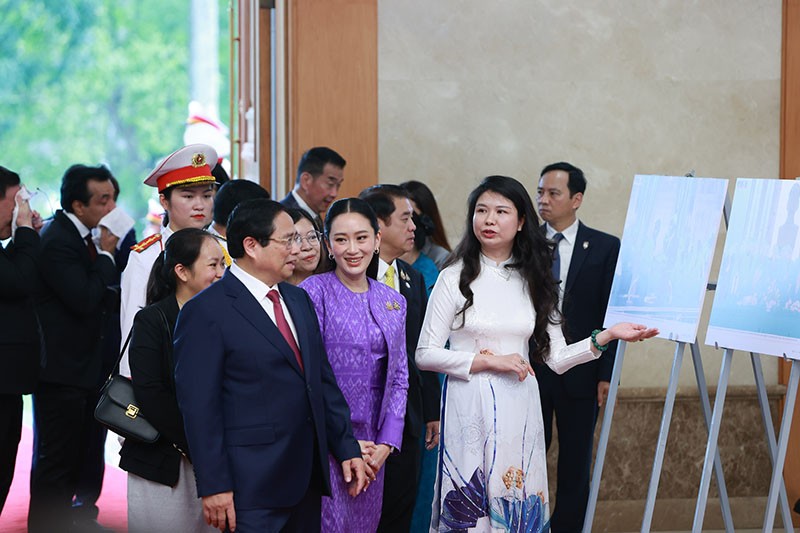 Hai Thủ tướng tham quan trưng bày ảnh về đất nước, con người và quan hệ tốt đẹp Việt Nam - Thái Lan.