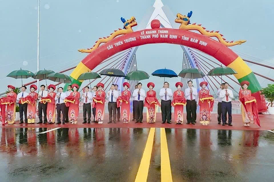 Các đại biểu cắt băng khánh thành cầu Thiên Trường.