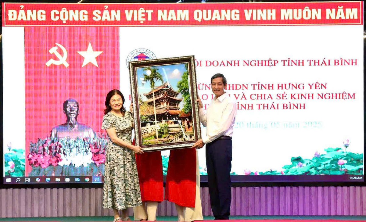 Hiệp hội Kl991.com World Cup 2026 Chính Thức tỉnh Thái Bình tặng bức tranh Chùa Keo cho Hiệp hội Kl991.com World Cup 2026 Chính Thức tỉnh Hưng Yên