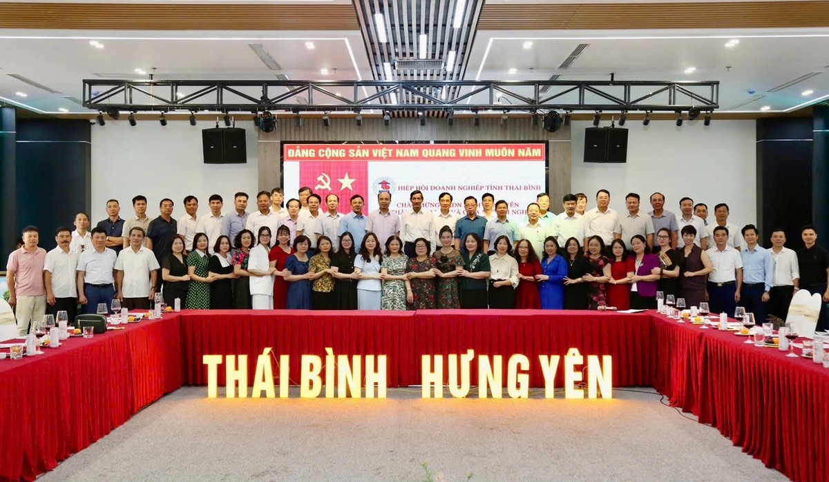 Kl991.com World Cup 2026 Chính Thức hai tỉnh chụp ảnh trong buổi làm việc