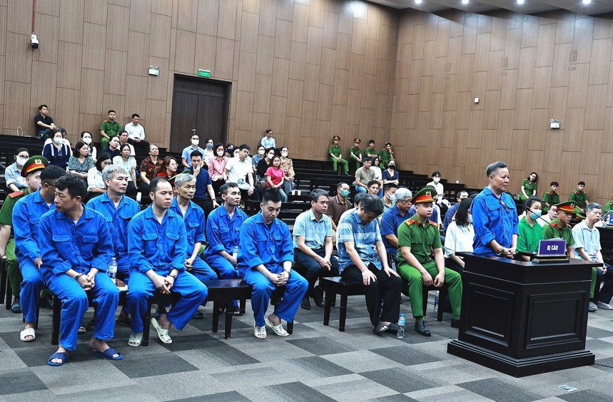 Có 27 bị cáo bị đưa ra xét xử trong phiên tòa sơ thẩm.