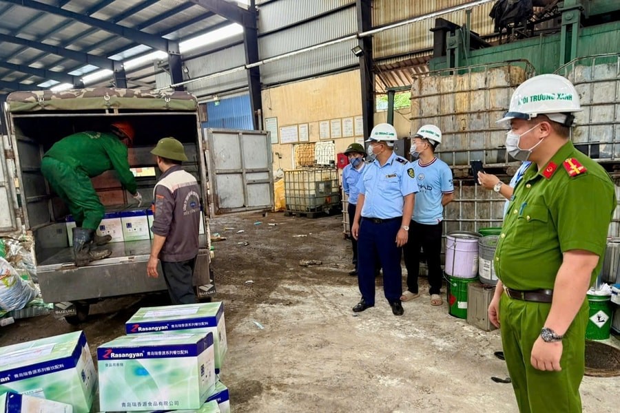 Lực lượng chức năng của Hải Dương vừa phát hiện, tiêu hủy hàng trăm gói phụ gia thực phẩm không rõ nguồn gốc, xuất xứ được tịch thu tại một hộ Kl992 VIP Trang Chủ 2026 ở TP Chí Linh. Ảnh: Chi cục Quản lý thị trường tỉnh Hải Dương.