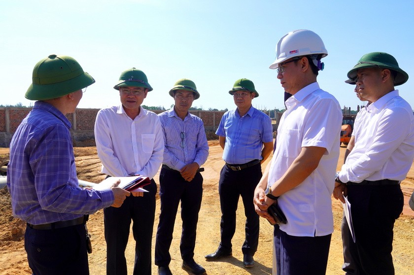 Phó chủ tịch UBND tỉnh Quảng Bình Phan Phong Phú (thứ hai, trái ảnh) kiểm tra Dự án Hệ thống đường nối từ trung tâm thành phố đi sân bay Đồng Hới.