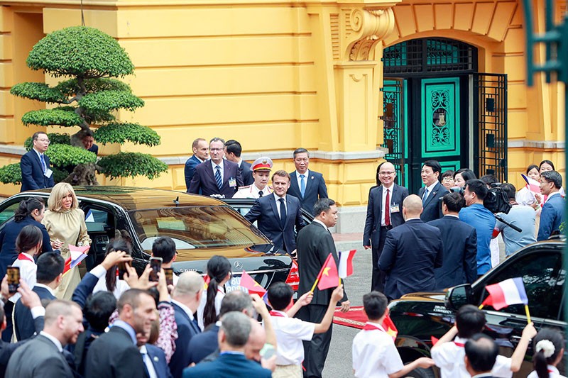 Đoàn xe hộ tống đưa Tổng thống Emmanuel Macron và Phu nhân tiến vào Phủ Chủ tịch, Chủ tịch nước Lương Cường và Phu nhân có mặt tại thảm đỏ nồng nhiệt chào đón Tổng thống Emmanuel Macron dẫn đầu Đoàn cấp cao Cộng hòa Pháp thăm cấp 99Kl99 trực tiếp đá gà đến Việt Nam.