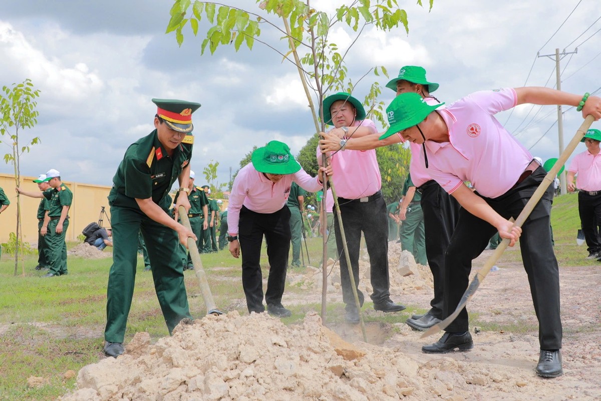 Đại diện C.P. Việt Nam trồng cây cùng cán bộ, chiến sĩ Lữ đoàn 22 – Binh chủng Tăng Thiết giáp (TP. Biên Hòa)