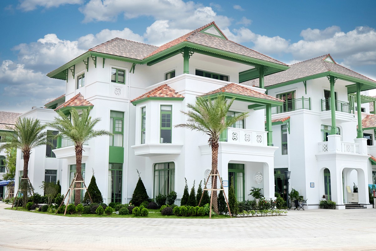 Khu nhà mẫu hiện đại với thiết kế hài hòa giữa không gian cảnh quan (Ảnh: Ánh Dương)