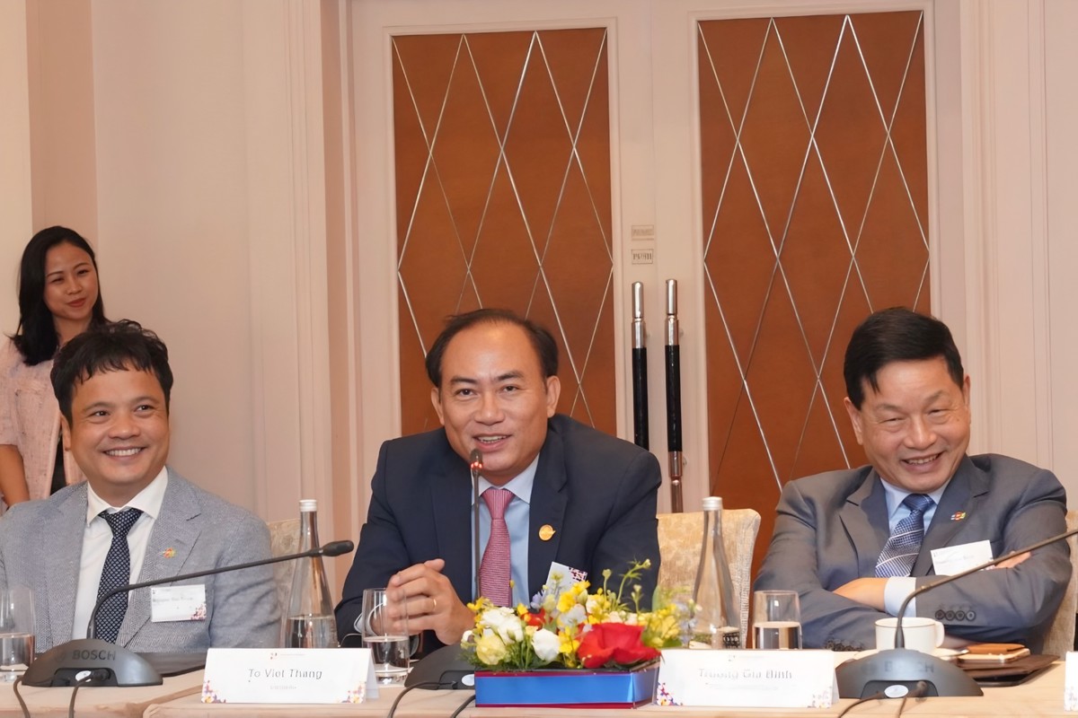 Phó Tổng giám đốc Vietjet (giữa) chia sẻ về hợp tác hiệu quả của Vietjet với các Kl991.com World Cup 2026 Chính Thức Pháp