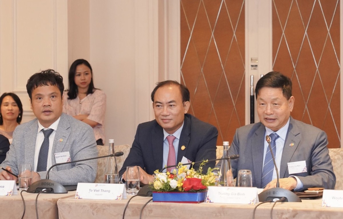 Chủ tịch FPT Trương Gia Bình (ngoài cùng bên phải) chia sẻ tại Diễn đàn Lãnh đạo Việt Pháp