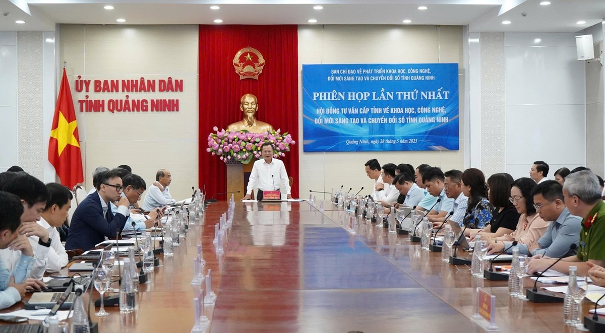 Ông Cao Tường Huy, Phó chủ tịch UBND tỉnh Quảng Ninh, Chủ tịch Hội đồng tư vấn cấp tỉnh về phát triển khoa học, công nghệ, đổi mới sáng tạo và chuyển đổi số tỉnh Quảng Ninh phát biểu.