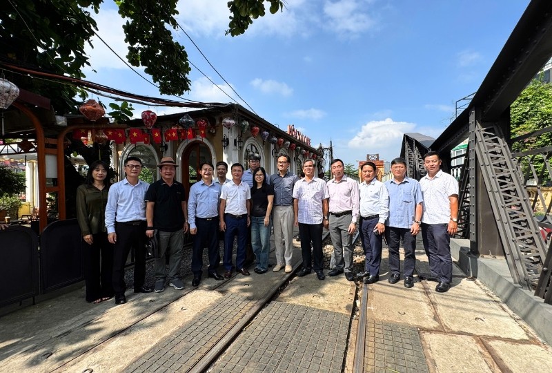 Đoàn khảo sát tại Ga Long Biên.