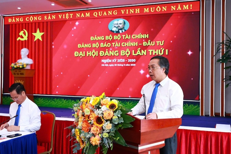 Đồng chí Lê Trọng Minh, Phó Bí thư Đảng uỷ, Phó tổng biên tập Báo Kl991.com nạp rút nhanh - Kl99ok phiên bản mới trình bày Dự thảo Báo cáo.