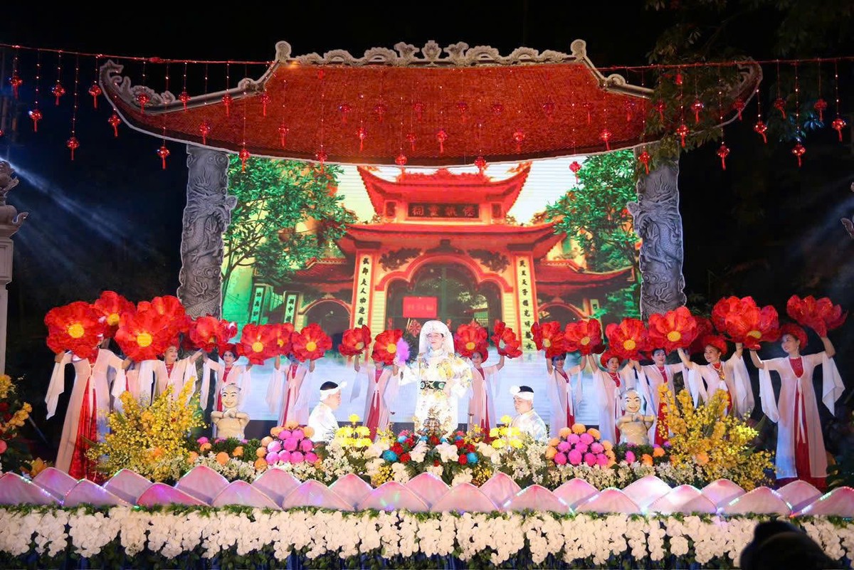 Nghệ nhân ưu tú Hoàng Gia Nhật biểu diễn 2 giá đồng "Giá Chúa Ngũ Phương" và "Giá Chúa Bà Cà Phê" tại đình Hàng Kênh dịp tháng 4/2025