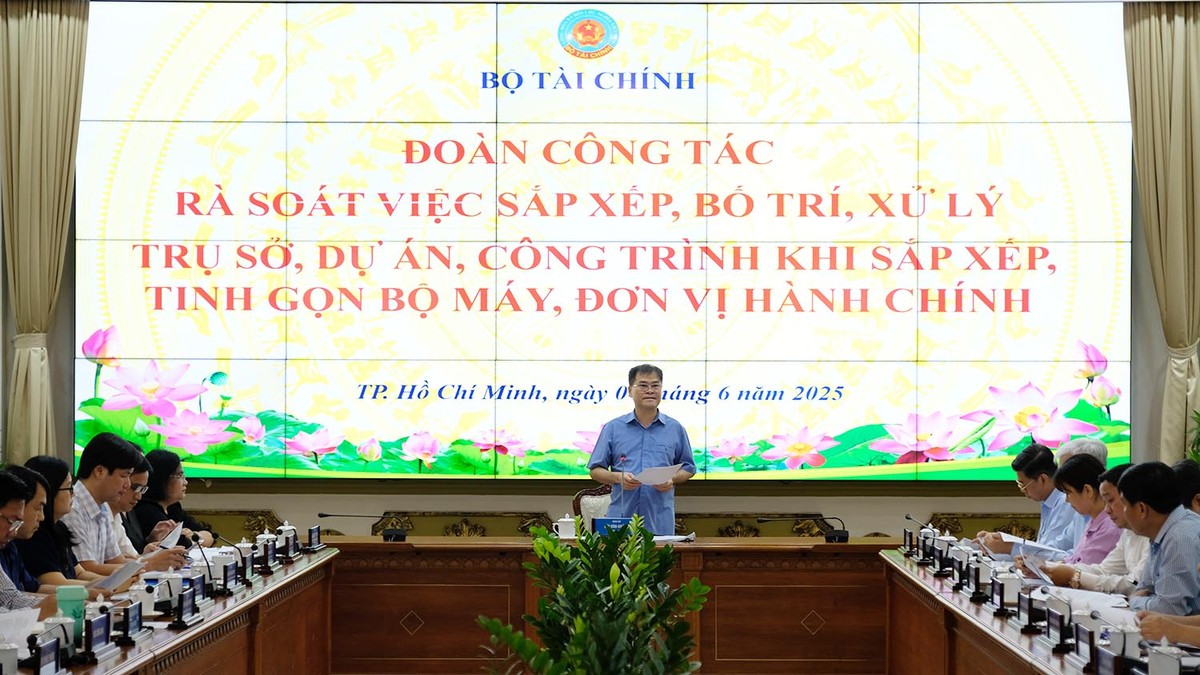 Thứ trưởng Bùi Văn Khắng lưu ý các địa phương cần quán triệt việc thực hiện xây dựng phương án sắp xếp, xử lý 99Kl.app cổng game giải trí đồng thời với việc xây dựng đề án sắp xếp đơn vị hành chính, theo tinh thần “vừa chạy vừa xếp hàng". Ảnh: Trọng Tín.