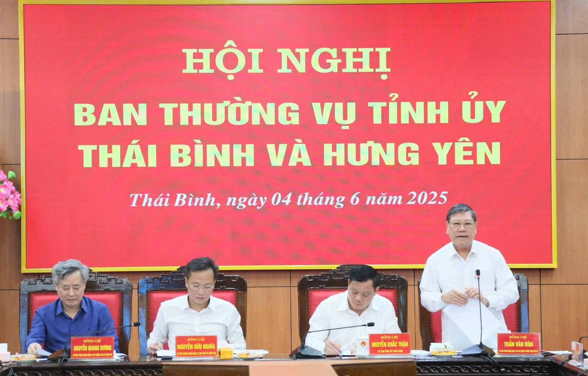 Ông Trần Văn Rón, Ủy viên Trung ương Đảng, Phó chủ nhiệm thường trực Ủy ban Kiểm tra Trung ương phát biểu tại hội nghị.