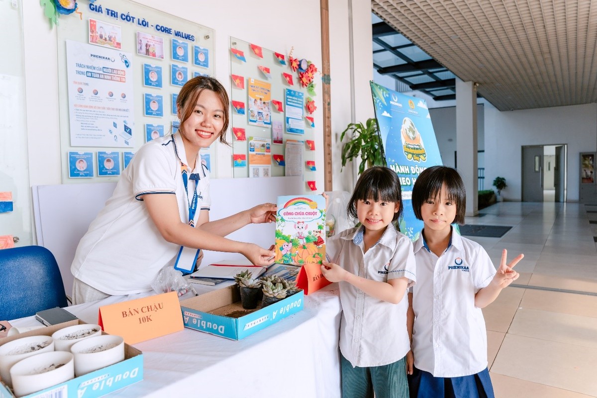 Trong ảnh, học sinh Trường Tiểu học Phenikaa hào hứng nhận sách, truyện – phần thưởng từ hoạt động thu gom pin đã qua sử dụng. Đây là một hoạt động nhỏ nhưng ý nghĩa nhằm nâng cao ý thức bảo vệ môi trường ngay từ lứa tuổi học đường