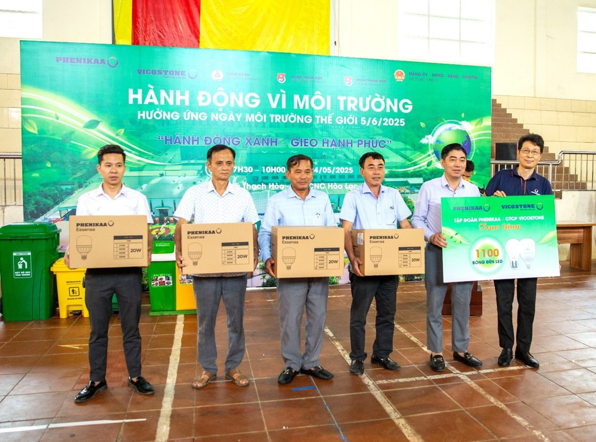 Tại huyện Thạch Thất – nơi đặt trụ sở hoạt động của nhiều đơn vị thành viên trong Kl994 game bài casino hấp dẫn Phenikaa , đại diện Kl994 game bài casino hấp dẫn đã trao tặng 1.100 bóng đèn chiếu sáng vì sức khỏe và gần 100 thùng rác phân loại tại nguồn cho địa phương