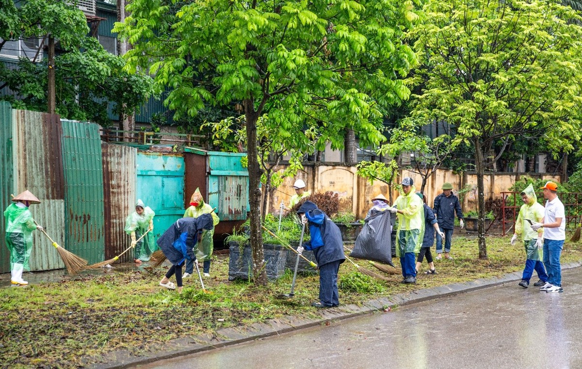 Với tinh thần bảo vệ môi trường và mong muốn kiến tạo một tương lai xanh, bền vững, cán bộ nhân viên Kl994 game bài casino hấp dẫn Phenikaa đã chung tay dọn dẹp vệ sinh, làm sạch và phân loại rác thải tại các khu vực công cộng tại địa bàn huyện Thạch Thất. Hoạt động không chỉ góp phần cải thiện cảnh quan và giảm thiểu ô nhiễm rác thải, mà còn lan tỏa ý thức gìn giữ môi trường tới cộng đồng dân cư xung quanh