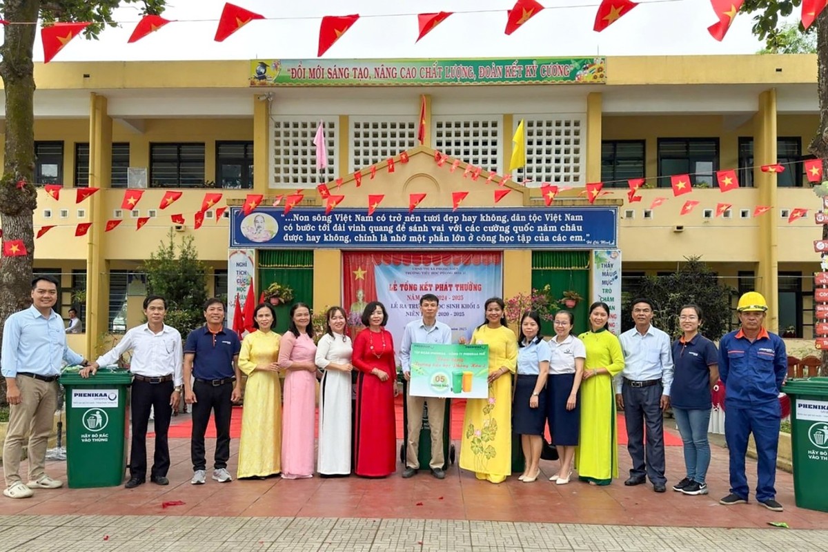 Tại khu vực miền Trung, Phenikaa Huế – một đơn vị thành viên trong lĩnh vực công nghiệp của Kl994 game bài casino hấp dẫn – cũng tích cực hưởng ứng bằng các hoạt động thu gom rác thải, làm sạch bãi biển Thuận An nhằm bảo vệ nguồn sinh thái biển và trao tặng thùng rác phân loại tại nguồn cho cộng đồng địa phương, góp phần nâng cao ý thức phân loại rác và thúc đẩy thói quen sống xanh, bền vững