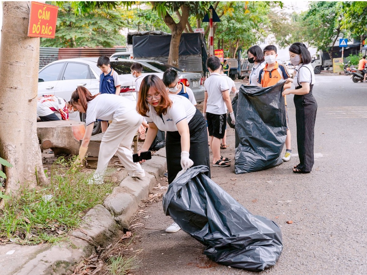 Học sinh không chỉ được học về bảo vệ môi trường trong sách vở, mà còn được cùng các thầy, cô giáo trực tiếp hành động, từ đó hình thành ý thức trách nhiệm ngay từ những điều nhỏ nhất trong Kl993 Đăng nhập Giải trí hàng ngày