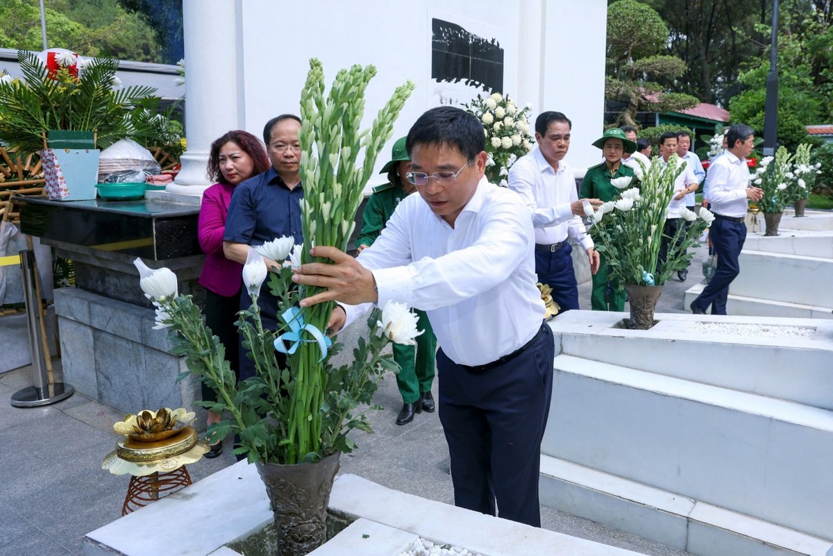 Bộ trưởng và Đoàn đã dâng hương, dâng hoa tại Khu mộ 10 nữ Anh hùng liệt sĩ thanh niên xung phong đã anh dũng hy sinh tại Ngã ba Đồng Lộc.