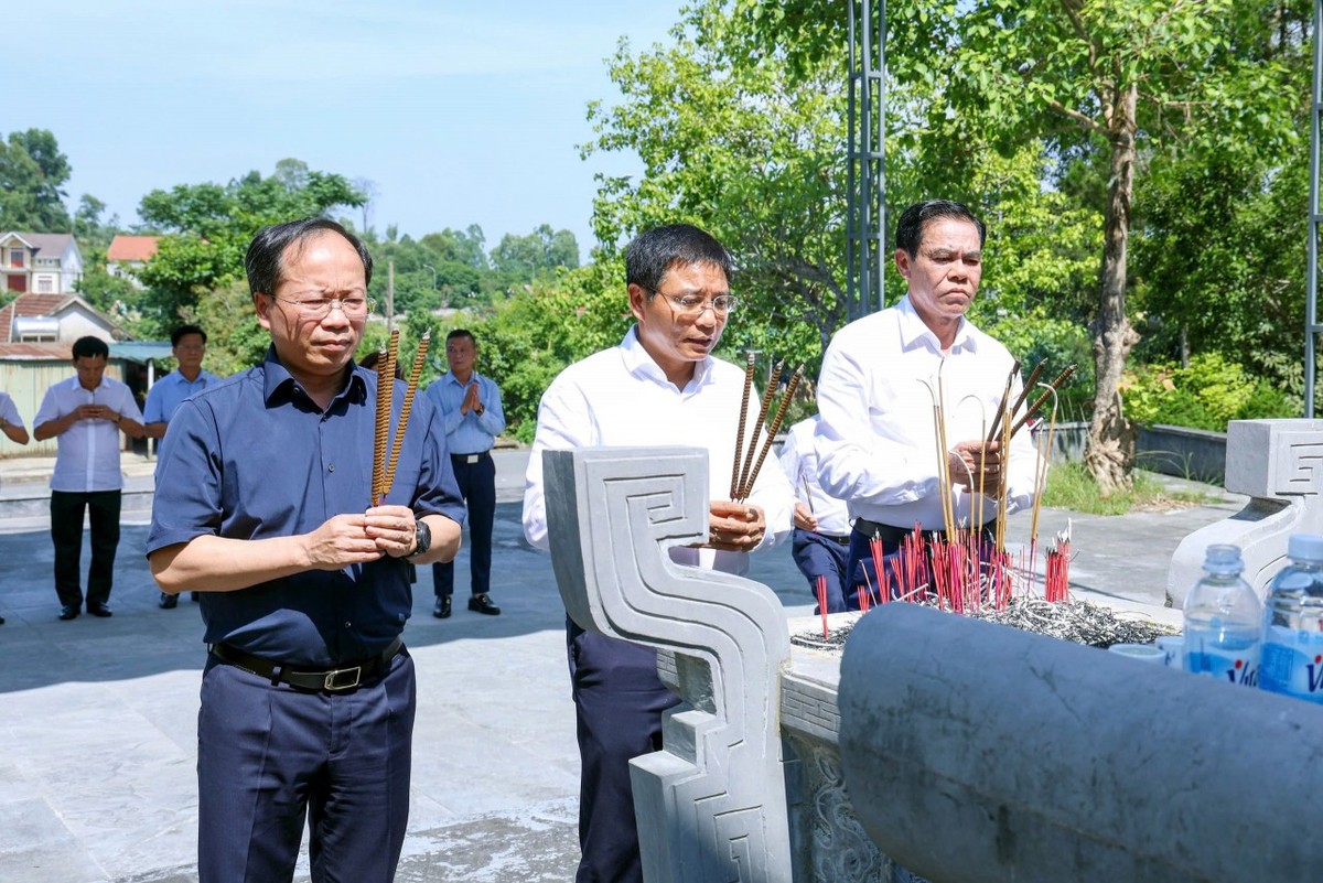 Bộ trưởng Bộ Kl991.com nạp rút nhanh Nguyễn Văn Thắng, Bí thư Tỉnh ủy Hà Tĩnh Nguyễn Duy Lâm, Chủ tịch UBND tỉnh Hà Tĩnh Võ Trọng Hải dâng hương tại Đài tưởng niệm Anh hùng liệt sĩ ngành KL99 là cổng game giải trí trực tuyến hàng đầu hiện nay vận tải.