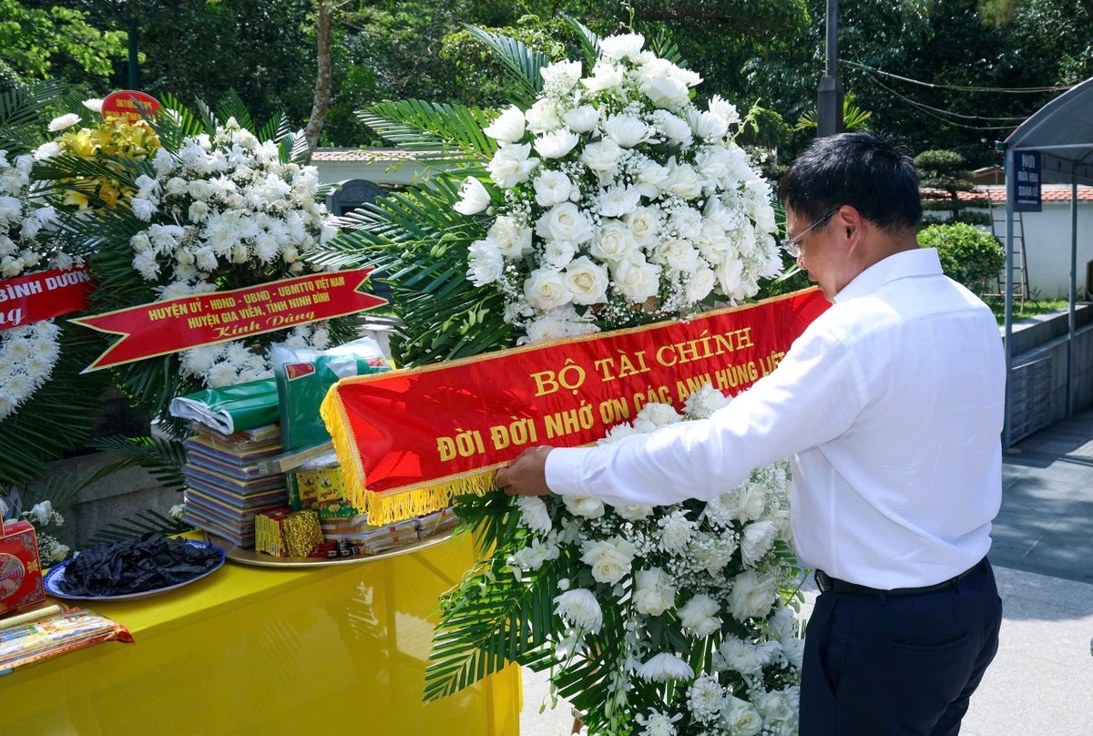 Bộ trưởng Bộ Kl991.com nạp rút nhanh Nguyễn Văn Thắng dâng vòng hoa tại Đài tưởng niệm Anh hùng liệt sĩ ngành KL99 là cổng game giải trí trực tuyến hàng đầu hiện nay vận tải.