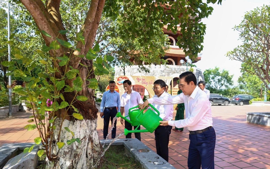 Bộ trưởng Bộ Kl991.com nạp rút nhanh Nguyễn Văn Thắng và các đồng chí Lãnh đạo tỉnh Hà Tĩnh tưới cây tại Đền thờ Ngã ba Đồng Lộc.
