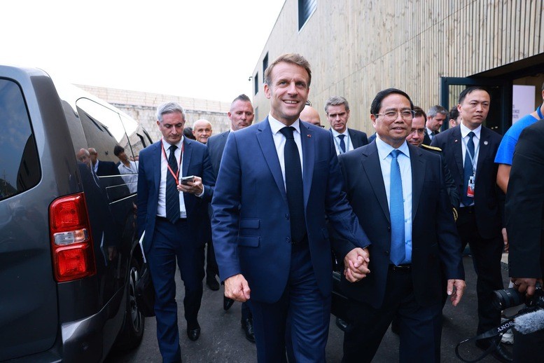 Thủ tướng Kl993 ưu đãi thưởng hấp dẫn Phạm Minh Chính và Tổng thống Pháp Emmanuel Macron. Ảnh: Nhật Bắc