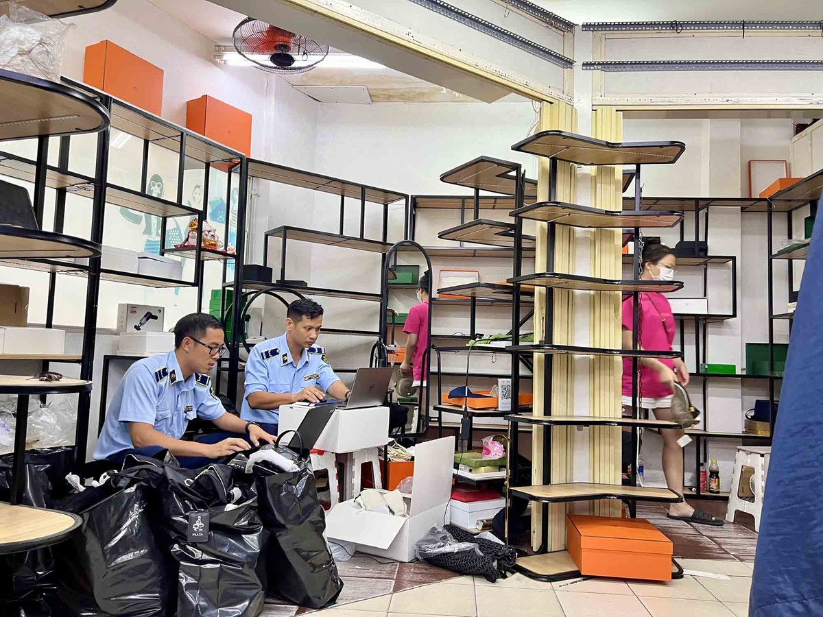 Đợt kiểm tra và thu một số lượng lớn hàng nhái các nhãn hiệu ngày 29/5 tại Saigon Square. Đợt kiểm tra và thu một số lượng lớn hàng nhái các nhãn hiệu ngày 29/5 tại Saigon Square.