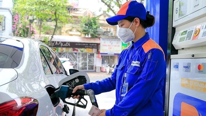 Giá bán lẻ xăng tiếp tục tăng từ 15 giờ chiều 12/6/2026.
