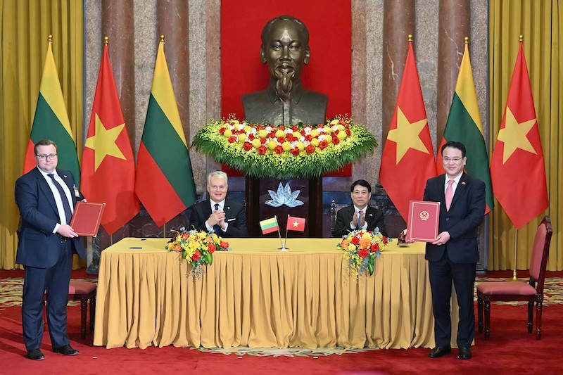 Chủ tịch nước Lương Cường và Tổng thống Gitanas Nauseda chứng kiến ký kết Ý định thư thúc đẩy đàm phán Hiệp định tránh đánh thuế hai lần. Ảnh: Đức Thanh