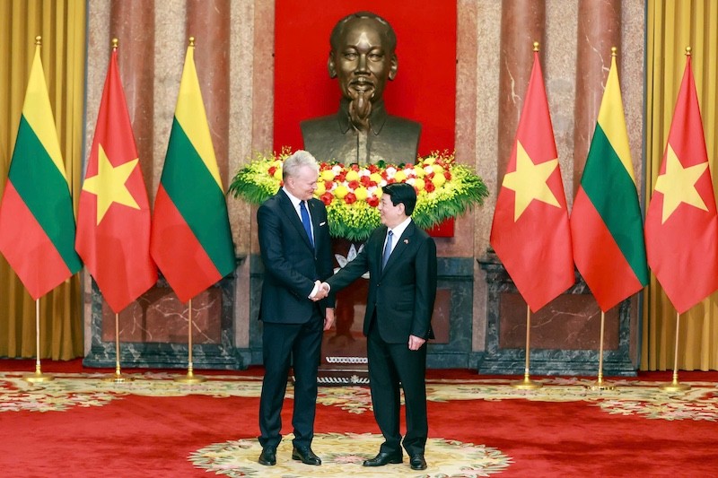 Hai nhà lãnh đạo bắt tay trước khi vào phòng Hội đàm.