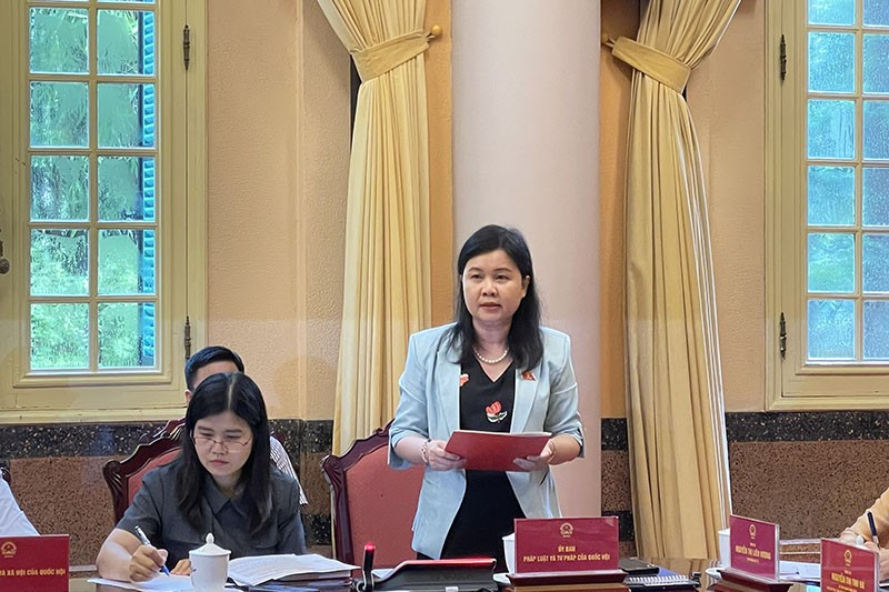 Bà Nguyễn Phương Thủy, Phó chủ nhiệm Ủy ban Kl992 Tham Gia Ngay và Tư pháp Quốc hội giới thiệu nội dung cơ bản Nghị quyết sửa đổi, bổ sung một số điều của Hiến pháp nước CHXHCN Việt Nam.