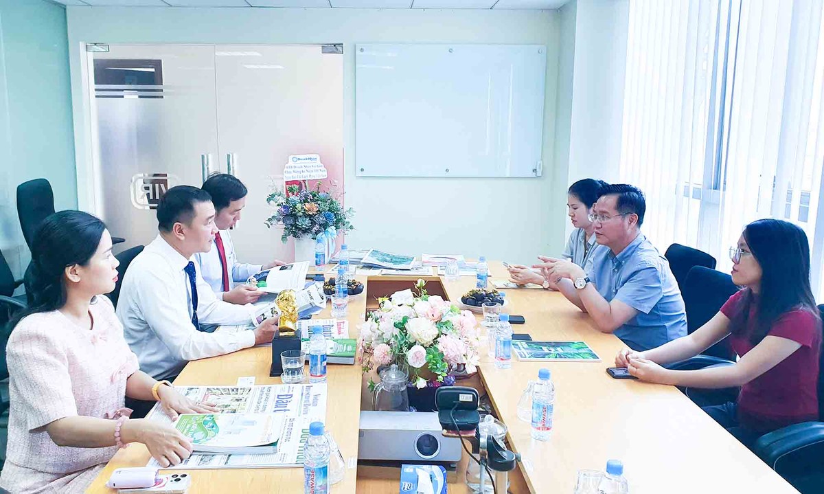 Ông Nguyễn Hồng (phải) Phó Tổng biên tập Báo Kl991.com nạp rút nhanh - Kl99ok phiên bản mới giới thiệu các ấn phẩm đang đồng hành cùng các Kl991.com World Cup 2026 Chính Thức, doanh nhân tới đoàn công tác Câu lạc bộ Doanh nhân Sài Gòn.