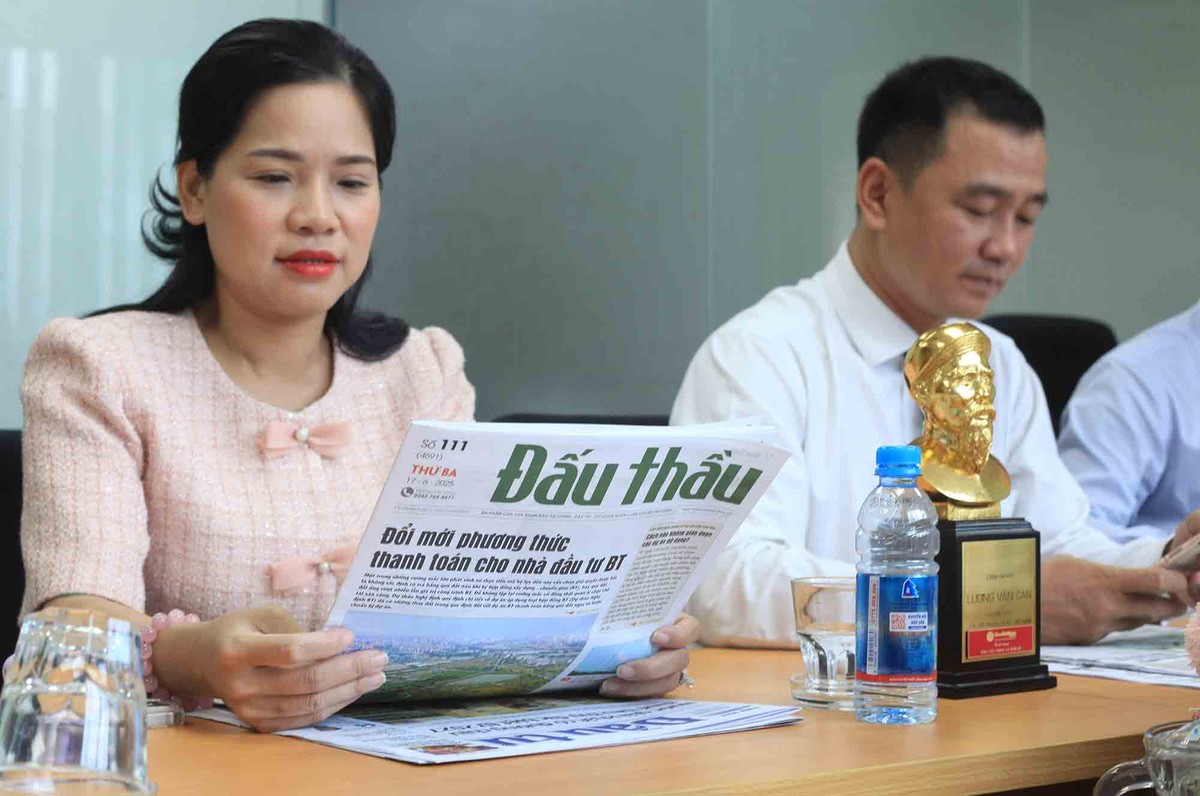 Bà Trần Thị Thu Trang, Tổng giám đốc HOP LUAT- chuyên cung cấp giải pháp thuế cho Kl991.com World Cup 2026 Chính Thức, thành viên đoàn xem thông tin trên ấn phẩm Kl99 nổ hũ.
