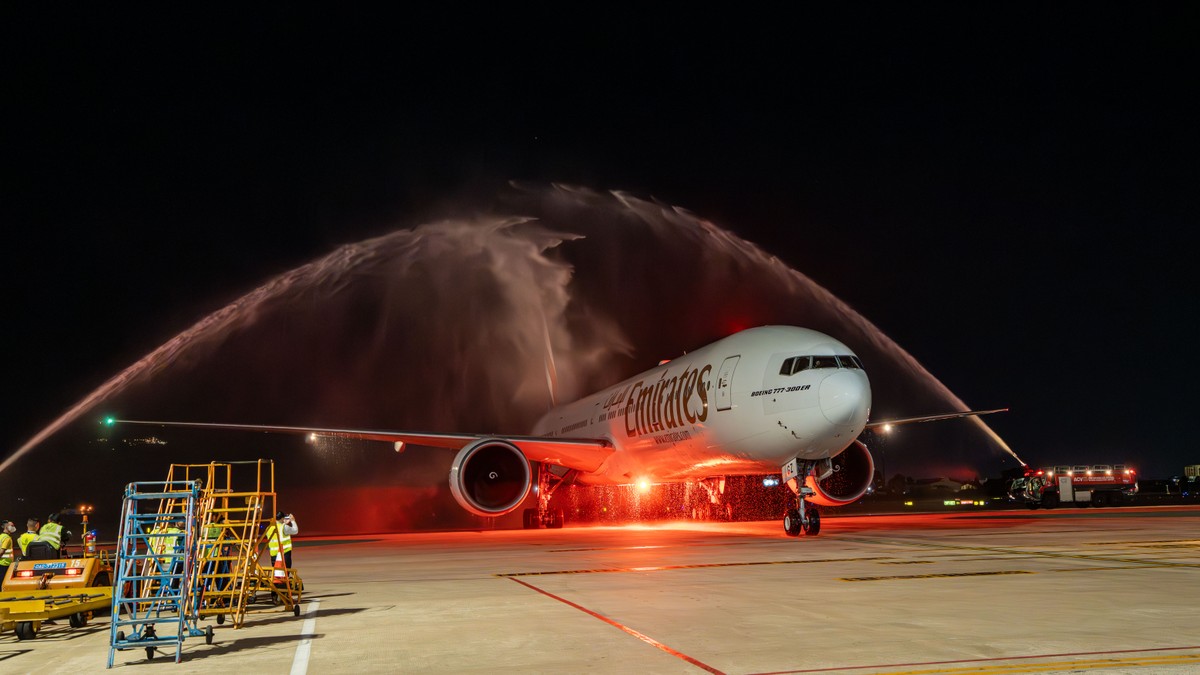 Chuyến bay đầu tiên của Emirates tới Đà Nẵng được chào đón bằng nghi lễ phun nước