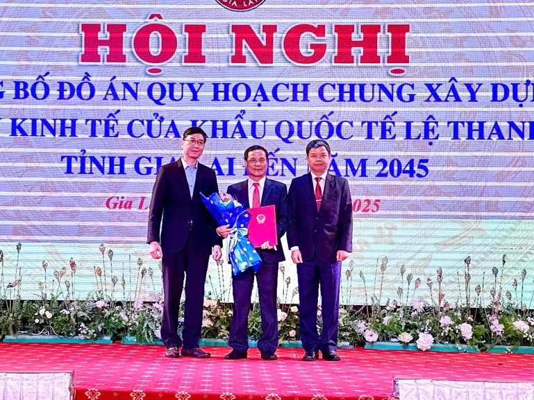 Cục phó Cục Kl99ok phiên bản mới Nước ngoài (Bộ Kl991.com nạp rút nhanh) Trương Minh và Phó chủ tịch UBND tỉnh Gia Lai Nguyễn Hữu Quế trao Quyết định của Thủ tướng Kl993 ưu đãi thưởng hấp dẫn phê duyệt Đồ án Quy hoạch chung xây dựng Khu Kl992 cổng game cá cược cửa khẩu quốc tế Lệ Thanh, tỉnh Gia Lai. Ảnh: Linh Hoàng